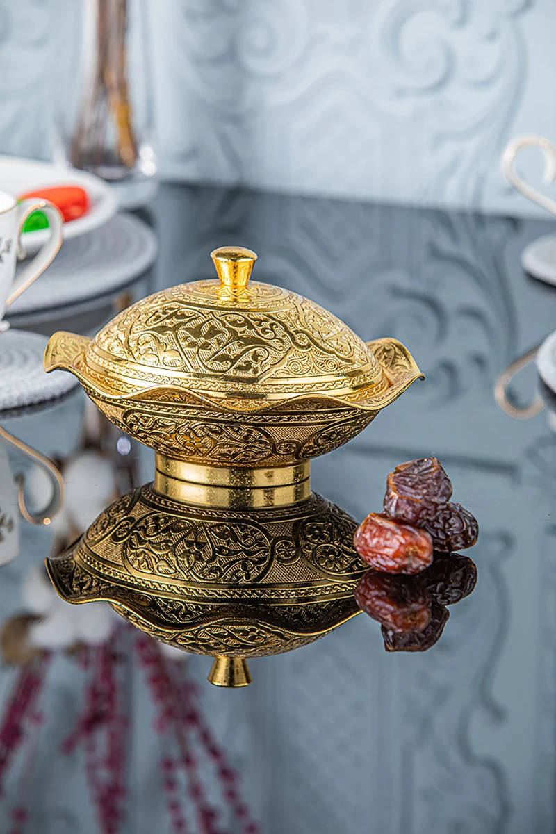 Большая овальная сахарница с крышкой